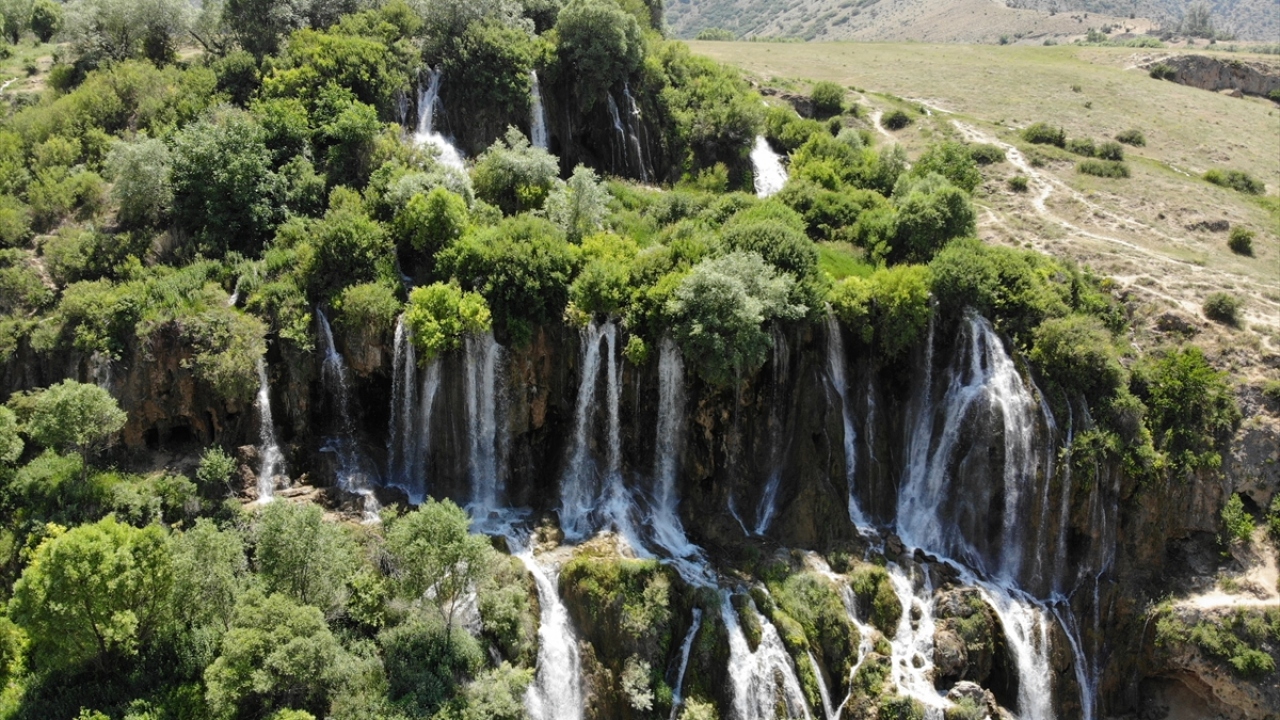 Girlevik Şelalesi, Erzincan`ın Munzur Dağı eteklerindeki Kalecik Köyü sınırlarında 9 ayrı kaynak suyunun birleşmesiyle oluşuyor. 