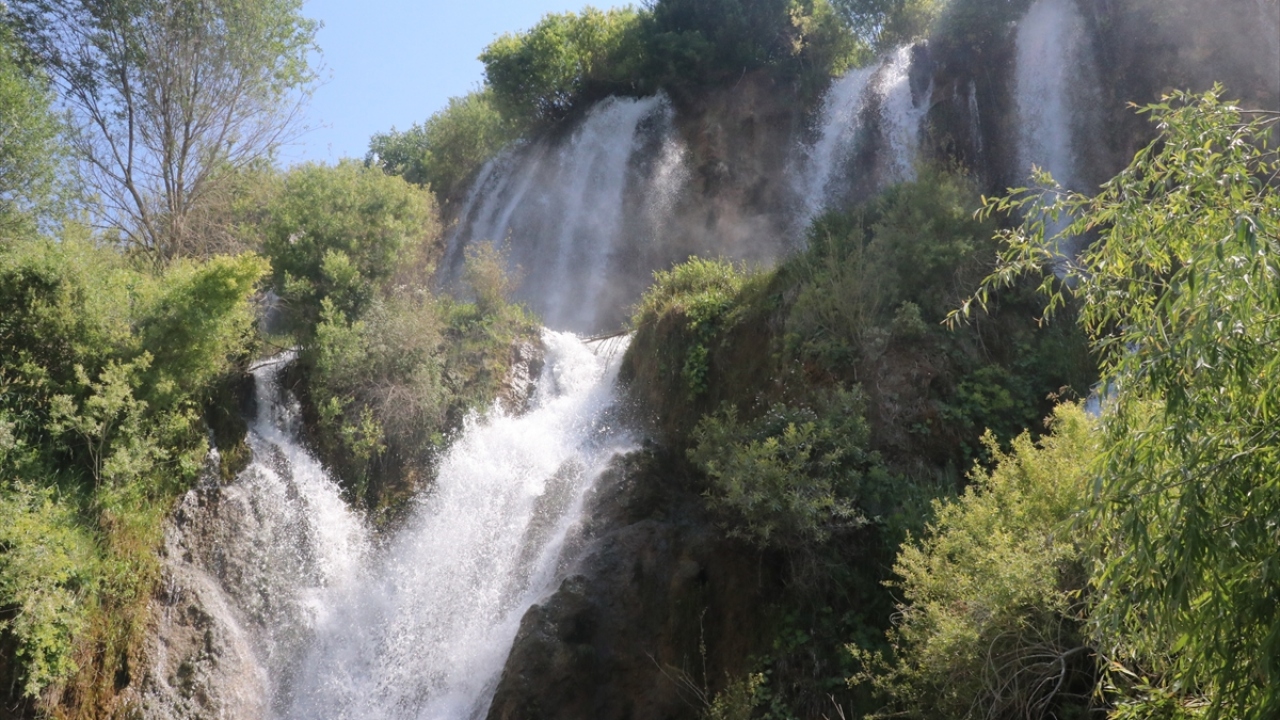 Eşsiz güzellikteki şelale, kışın buz tutması, yazın gürül gürül akışıyla her mevsim kendine hayran bırakıyor.