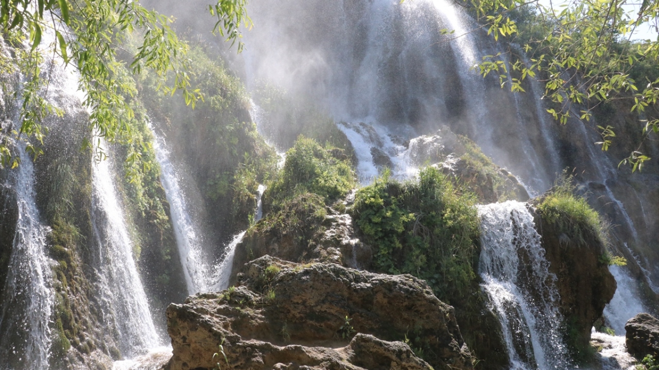 Ziyaretçiler, 40 metreden akan buz gibi suyu ve doğal güzelliğiyle öne çıkan Girlevik Şelalesi mesire alanında serinliyor.