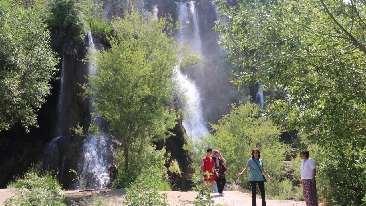 Sıcaklıkların artmasıyla şehrin stresinden ve gürültüsünden uzaklaşıp vakit geçirmek isteyenler doğayla iç içe olan serin alanlara yöneliyor.
