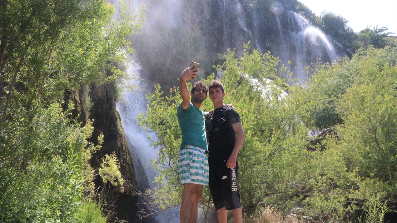 Manzarada öz çekim yapmak isteyen birçok kişinin sıraya girdiği şelaleye gelen ziyaretçiler, şelale çevresinde piknik yapma imkanı da buluyor.