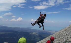Tırmanış yaparken düşen öğrenci helikopterle kurtarıldı