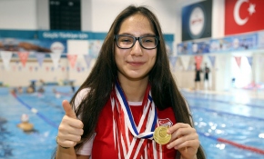 Paralimpik milli sporcu Nil Şahin hedeflerine yüzüyor