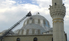 Leylek yavrusunu düştüğü yuvasına itfaiye kavuşturdu