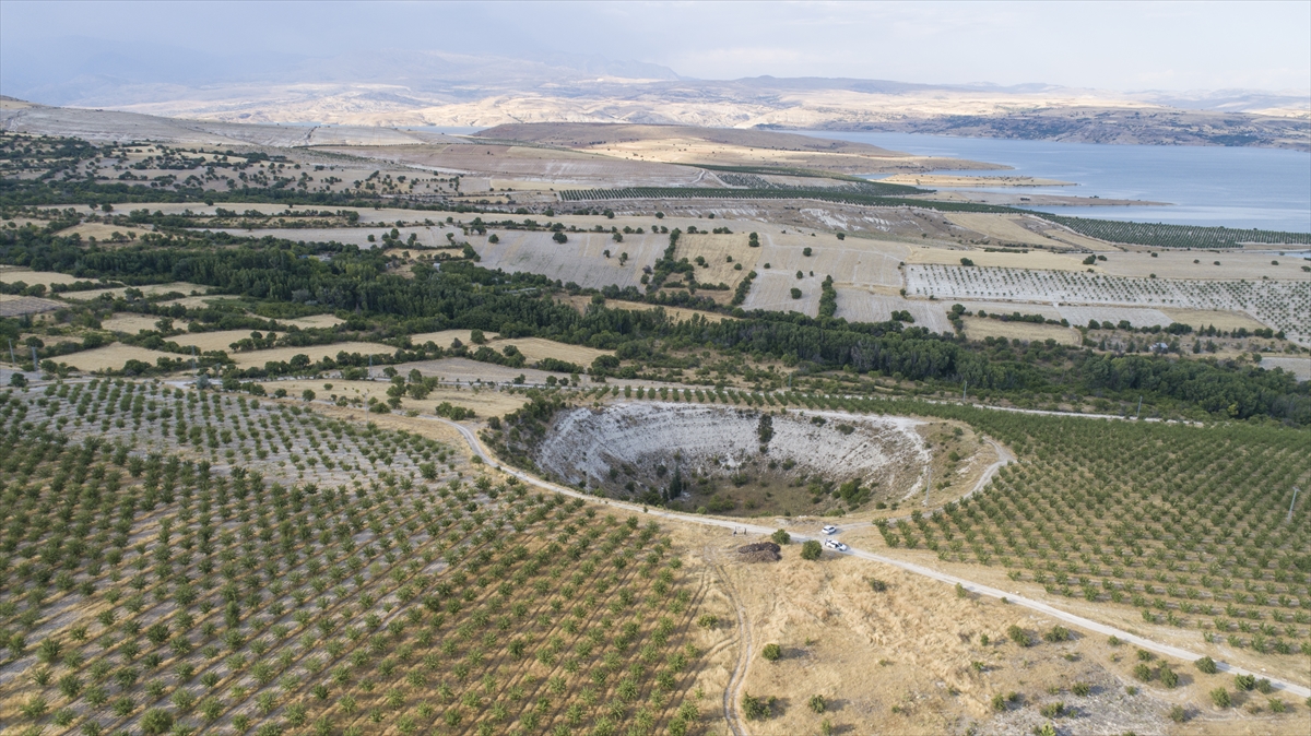 Kaymakam Fatih Cıdıroğlu, yaptığı açıklamada, Ağın ilçesinin başta Keban Baraj Gölü, Hastek Kalesi, kaya mezarları gibi tarihi ve turistik değerlere sahip olduğunu söyledi.