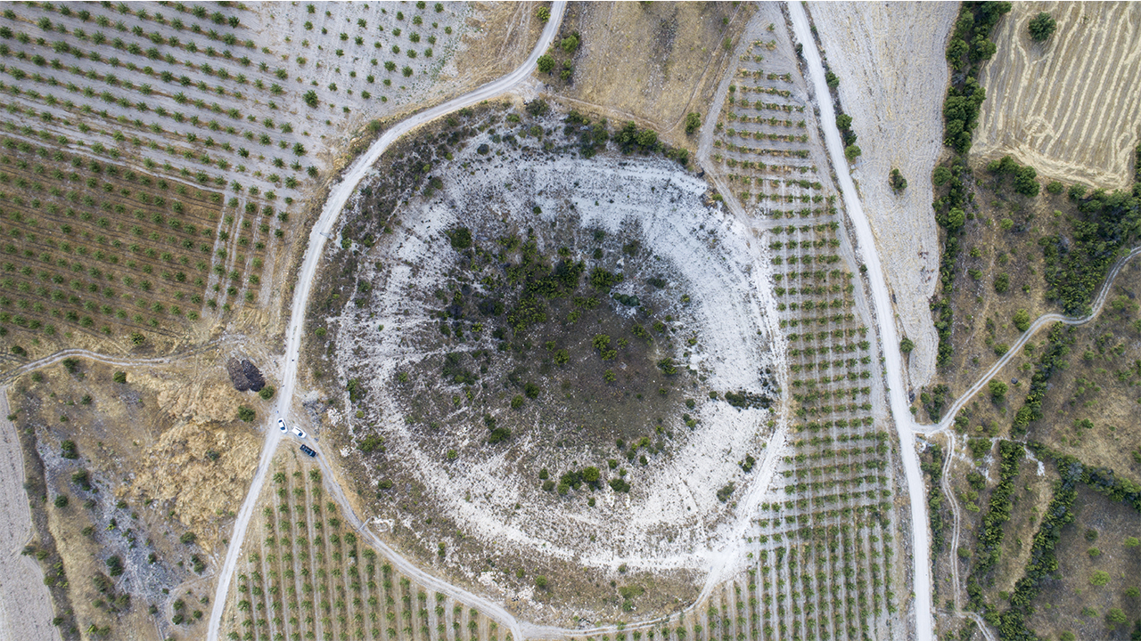 İlçe merkezine 5 kilometre mesafede Şenpınar Mahallesi`ndeki tarım arazisinde yer alan, yaklaşık 500 metre çapında, 50 metre derinliğindeki çukurun halk arasında meteor düşmesi sonucu oluştuğuna inanılıyor.
