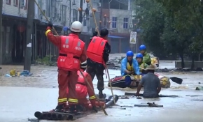 Çin'de nehirler taştı, evler sular altında aldı