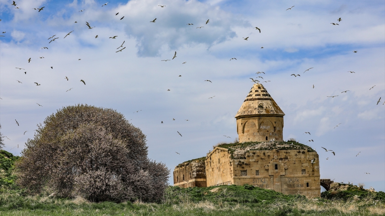 Üzerlerine inşa edilen Akdamar Kilisesi, Ktouts ve Lim manastırlarıyla kentin öne çıkan turizm değerleri arasında yer alan adalar, bundan sonra alınacak ek tedbirlerle daha iyi korunacak. 
