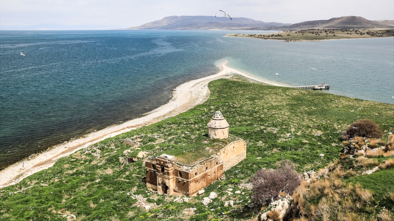 Aynı zamanda, Van Gölü havzasındaki onlarca kuş türünün doğal yaşam ve üreme alanlarına da ev sahipliği yapan  adalardaki tahribat da önlenecek. 