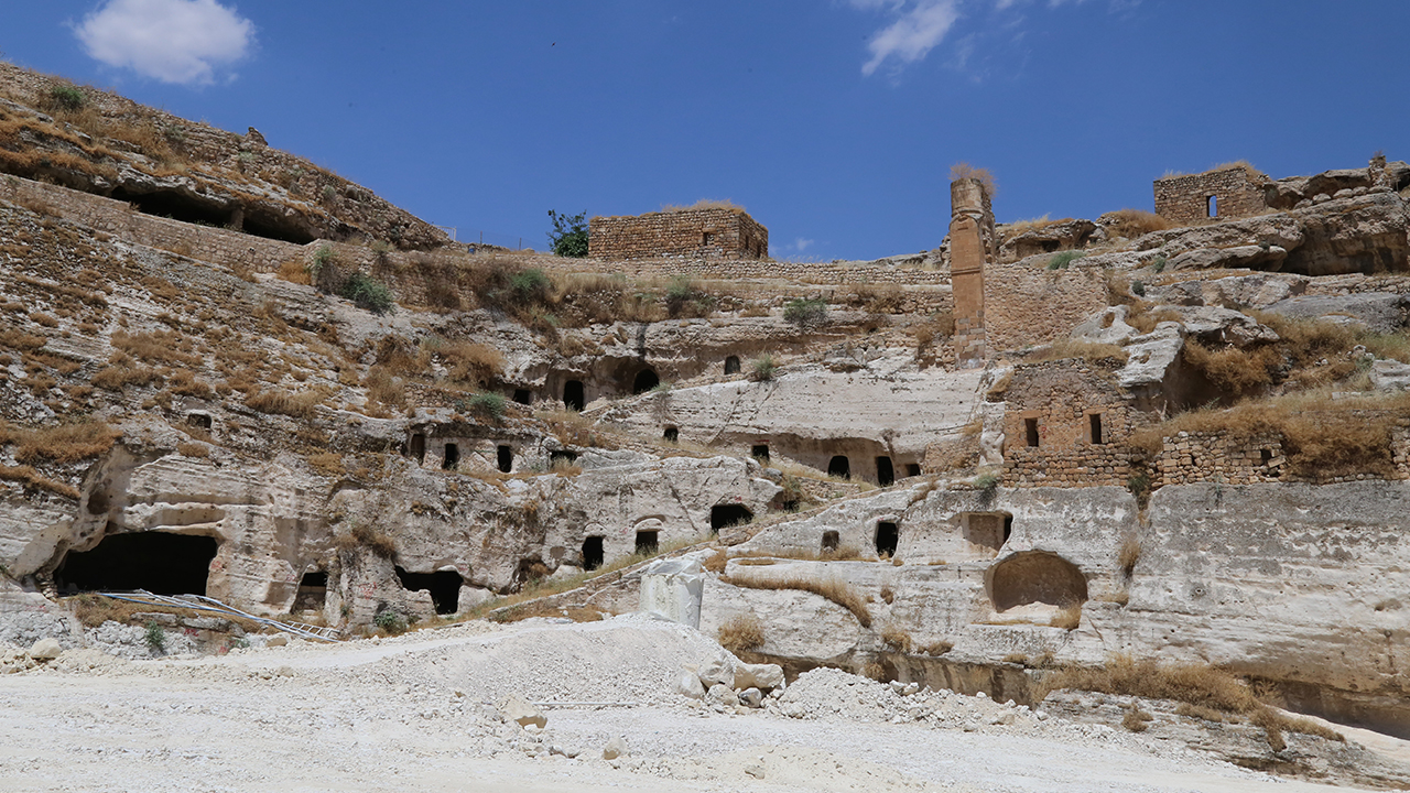 Devlet Su İşleri tarafından yapımı tamamlanan Ilısu Barajı`nın su tutmaya başlamasının ardından, göl sahasında kalacak Batman`ın Hasankeyf ilçesindeki çalışmalar aralıksız sürdürülüyor.