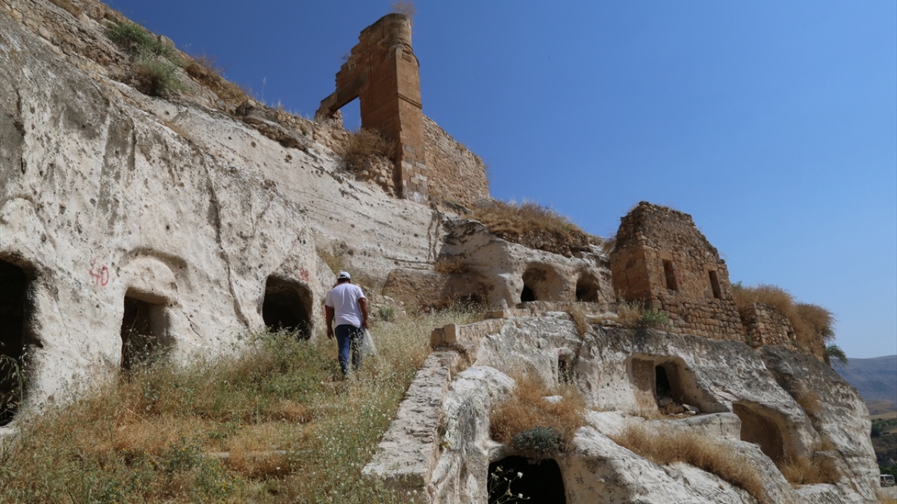 2010`da kaya düşmesi sonucu bir kişinin hayatını kaybetmesi üzerine ziyarete kapatılan tarihi Hasankeyf Kalesi, çalışmaların ardından yeniden turizme kazandırılacak.