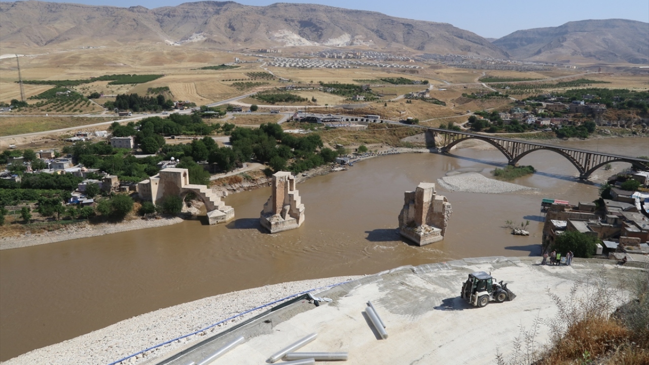 Konuklar, oluşturulacak antik liman sayesinde tekneyle Hasankeyf Kalesi`ne ulaşıp tarihi mekanları gezecek.