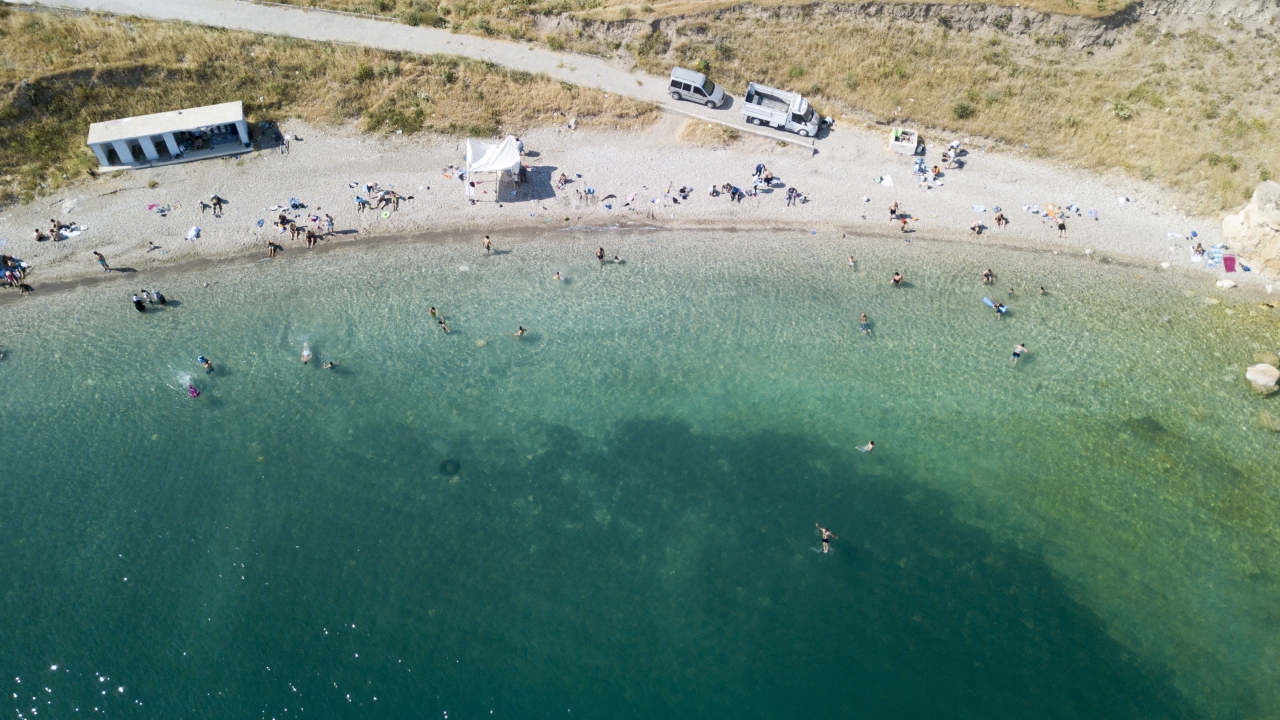 Özellikle hafta sonlarında Akdeniz ve Ege sahillerinden farksız olan Van Gölü sahilleri, çevre il ve ilçelerden gelen vatandaşlarla birlikte binlerce kişiyi ağırlıyor.