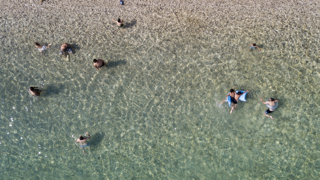 3 bin 713 kilometrekare yüz ölçümüne sahip, Türkiye’nin en büyük gölü olan Van Gölü sahilleri, kumsalları, doğası ve temiz suyuyla öne çıkıyor.