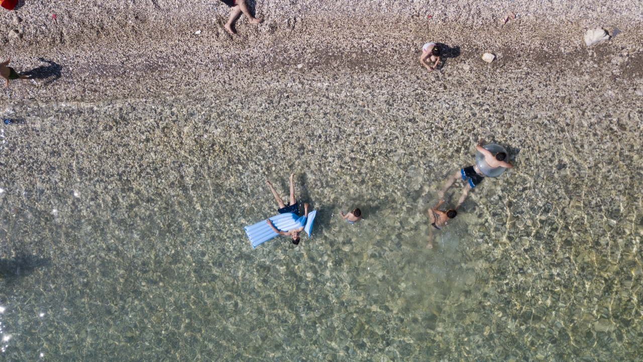Van Gölü sahiline pikniğe ve göle girmeye gelen vatandaşlardan Mehmet Şirin Gürcan, "Adilcevaz ve Ahlat’ın sahilleri çok temiz" diyor.