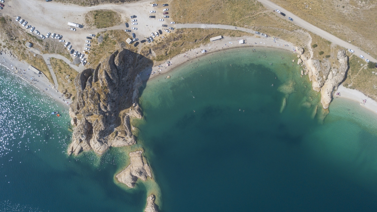 Hava sıcaklığının gün içerisinde 35 dereceye kadar yükseldiği Bitlis`in Tatvan, Ahlat ve Adilcevaz ilçelerindeki Van Gölü sahilleri, serinlemek isteyen vatandaşların akınına uğruyor.