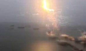 ABD'de yıldırımın tekneye düşme anı kameraya yansıdı