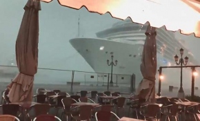 İtalya'da dev yolcu gemisi az kalsın limana çarpıyordu