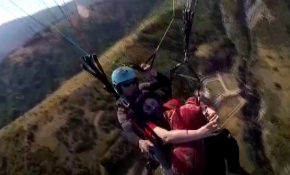 Tulum sanatçısı Balta, yamaç paraşütüyle uçarken tulum çaldı