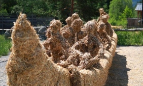 Fransız Alpleri'nde samandan heykeller yaptılar