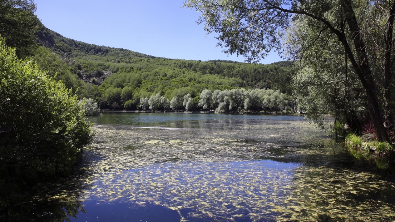 Etrafı yamaçlarla ve çam ağaçları ile kaplı olan Karagöl, ziyaretçilerine her mevsim ayrı bir güzellik sunuyor.