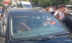 Arabada mahsur kalan genç son anda kurtarıldı