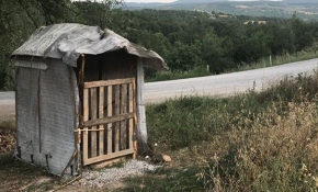 Yol kenarında "tek kişilik namaz yeri"