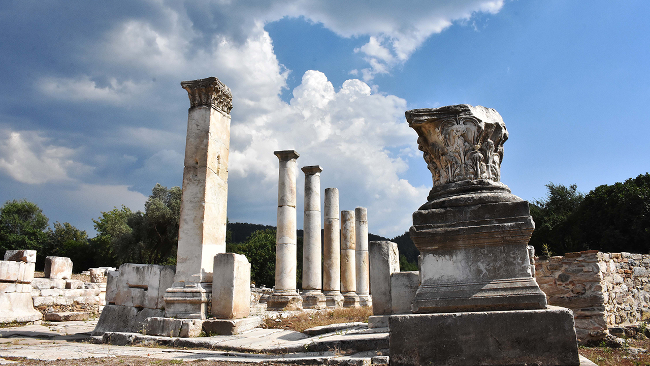 Muğla`nın Yatağan ilçesindeki Stratonikeia ile Lagina antik kentlerini birbirine bağlayan 3 bin yıllık "Kutsal Yol", kazı çalışmalarıyla gün yüzüne çıkarılıyor.
