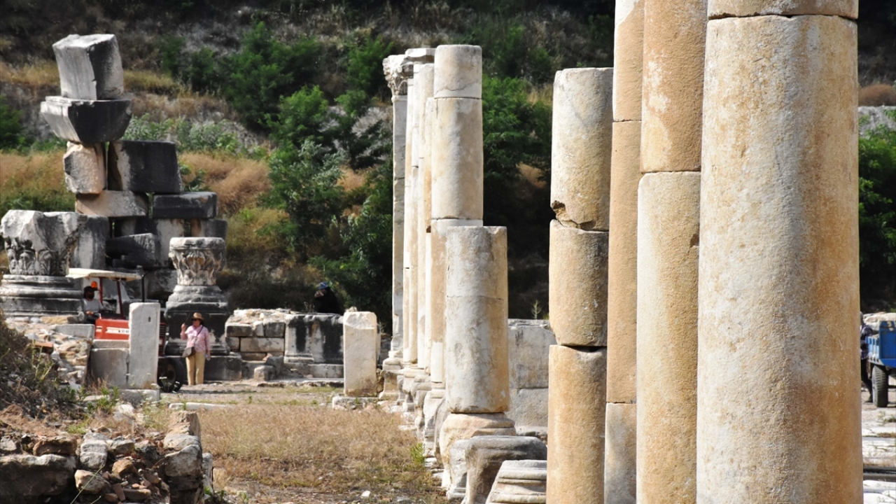 Kentte bu yıl yürütülen kazı çalışmalarında, Kuzey Şehir Kapısı ve "Kutsal Yol" güzergahında bulunan sütunlar ayağa kaldırılarak, bölgedeki mezarlar da gün yüzüne çıkarılıyor.
