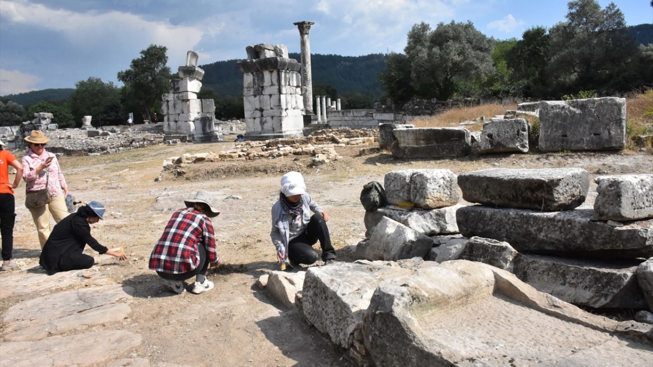 Stratonikeia Antik Kenti Kazı Heyeti Başkanı, Pamukkale Üniversitesi Fen Edebiyat Fakültesi Arkeoloji Bölümü Öğretim Üyesi Prof. Dr. Bilal Söğüt, yaptığı açıklamada, Stratonikeia`nın, Karia bölgesinin en önemli kentleri arasında bulunduğunu söyledi.