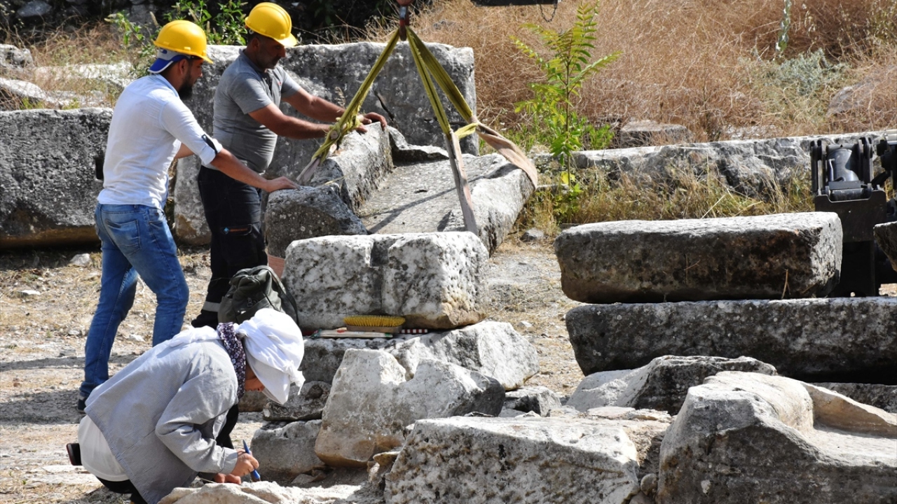 Kuzey Şehir Kapısı`nın antik dönemde kentin en önemli yerlerinden olduğunu vurgulayan Söğüt, buranın devamında Lagina Hekate kutsal alanının bulunduğunu bildirdi.