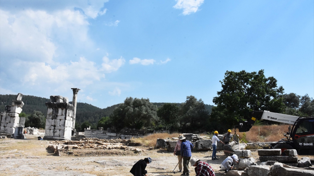 Söğüt, bu yıl Kuzey Şehir Kapısı`ndan itibaren Lagina`ya giden Kutsal Yol`da kazı çalışması başlattıklarını söyledi.