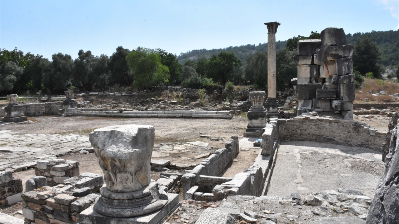 Söğüt, Stratonikeia Antik Kenti`ne gelenlerin, Kuzey Şehir Kapısı`ndan giriş yaparak burayı gezmeleri için çalışma yürüttüklerini sözlerine ekledi.