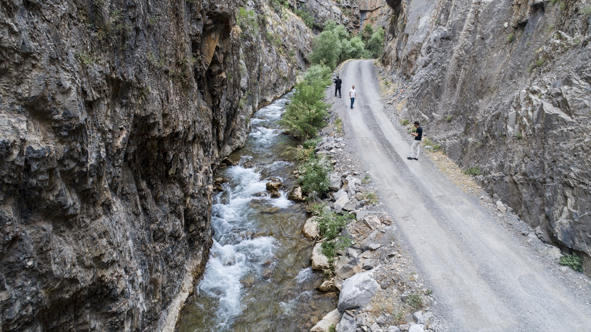 İlçenin doğusunda yer alan Altın ile batısında yer alan Tanin dağları, bol su kaynaklarından oluşan kanyonlar ve yaylalar, yaz aylarında kartpostalı andırıyor.