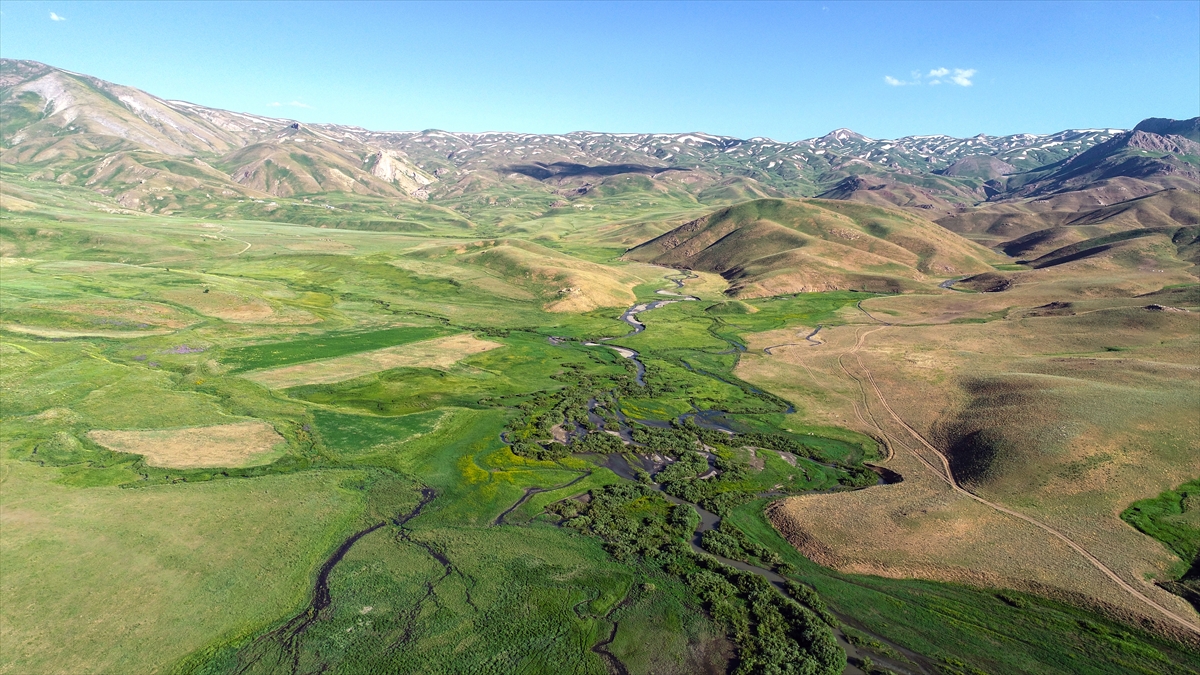 Mesut Aslan da Beytüşşebap`ın birçok güzelliği bünyesinde barındırdığını dile getirerek, bu doğal güzelliklerin keşfedilmeyi beklediğini aktardı.