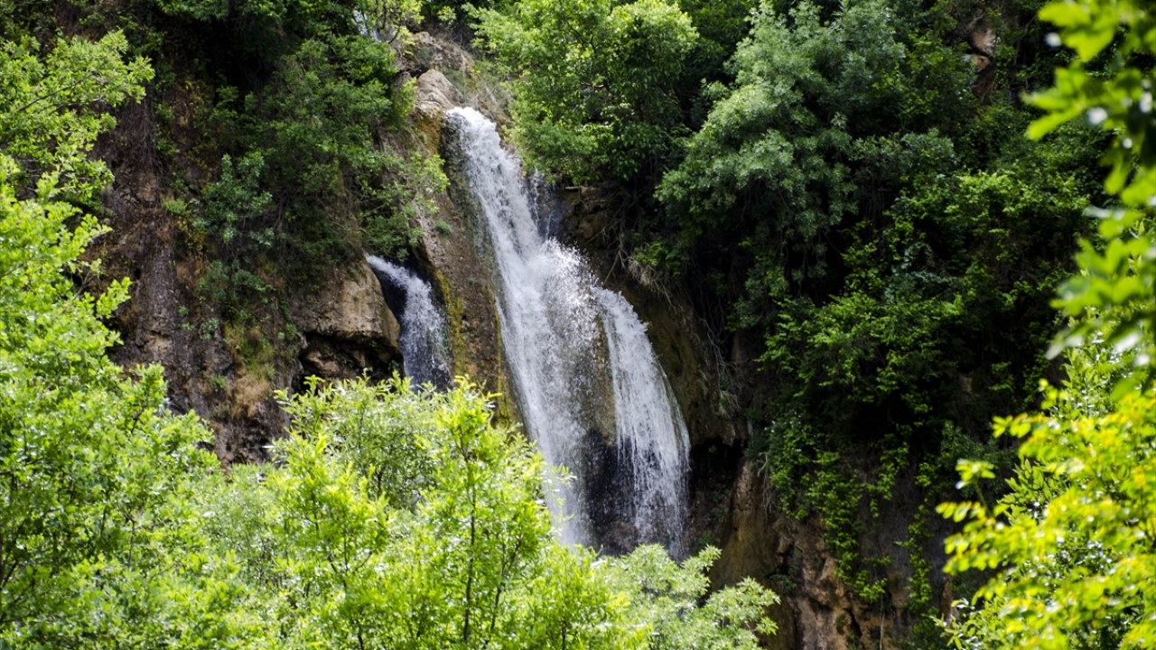 Sert geçen kış aylarının ardından baharın gelmesiyle yüksek kesimlerde eriyen karlar, kimi yerlerde şelalelere dönüşürken kimi bölgelerde ise derin kanyonlardan süzülerek Habur Çayı`nı besliyor.