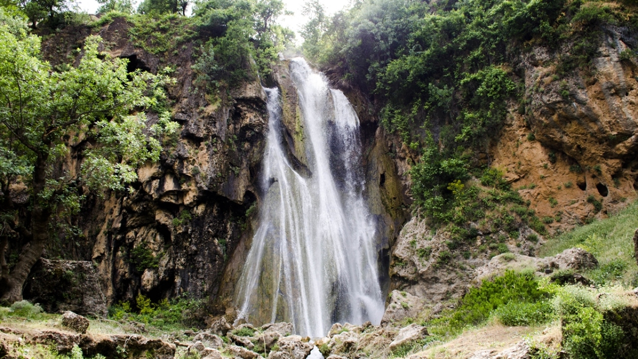 Kato ve Komtik dağları ile Faraşin, Laleşi, Meydana Zengil, Meydana Kolya, Meydanbelek yaylalarını bünyesinde barındıran ilçe, serin havası ve doğal güzellikleriyle yaz aylarında göz kamaştırıyor.