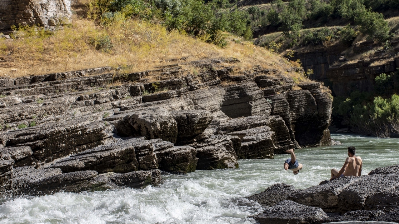 Güvenlik güçlerinin başarılı operasyonları sayesinde vatandaşların Faraşin`e korkmadan ve çekinmeden gidebildiğini, o bölgede gezdiğini anlatan Pendik, insanların aradıkları huzuru ve doğal güzellikleri Faraşin Yaylasında bulduğunu aktardı.