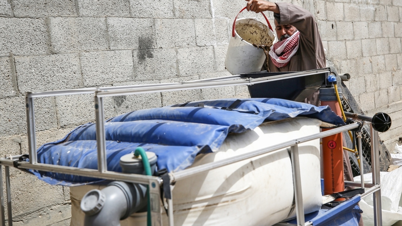 Topladığı hayvan gübrelerini suyla karıştırıp makinenin haznesine boşaltan Ebu Muharib, bu atıkların gaza dönüşmesini sağlıyor. Burada üretilen gaz ise bir boruyla evindeki ocağa bağlanıyor. 
