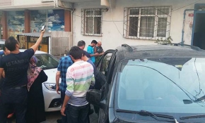 Geri gelen aracın altında kalmaktan son anda kurtuldular