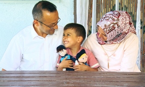 Bez bebeğinin gözleri silinen Yusuf'a polis ekipleri sürpriz yaptı