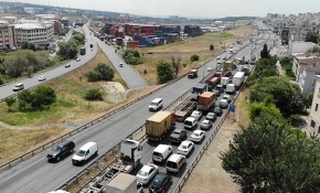 Beylikdüzü'nde tır bariyerlere çarptı