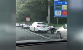 Zırhlı araçtan savrulan dolarları toplamak için birbirleriyle yarıştılar