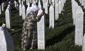 Srebrenitsa'da yaşanan soykırımın acısı tazeliğini koruyor