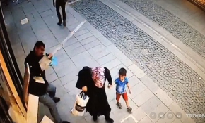 Reklam tabelası iş yerinden çıkan vatandaşın üzerine düştü