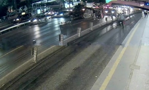 Darbecilere yardıma giden tankı önüne yatıp durdurdular