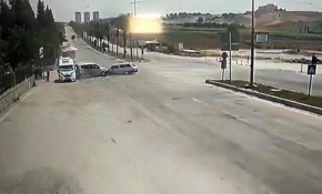 Mezarlık önündeki kaza saniye saniye görüntülendi