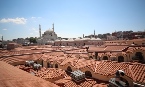 Kapalıçarşı’nın yıpranan çatısı 800 bin kiremitle yenilendi