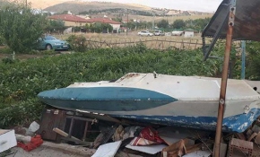 Kırıkkale'de fırtına çatıları uçurdu, ağaçları devirdi