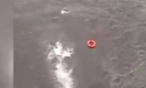 Köprüden atlayan kadını kurtarmak için arkasından atladı